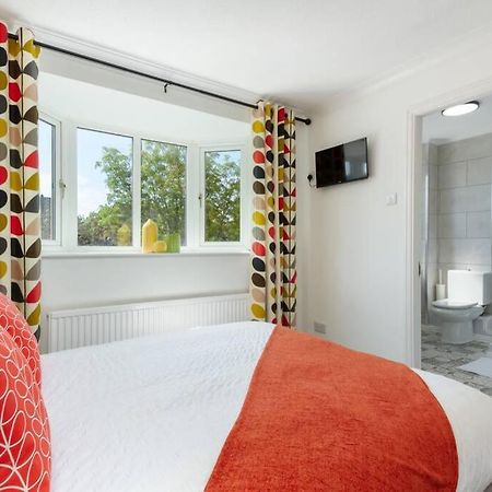 Avella By The Park Villa Литам Сент Аннс Екстериор снимка